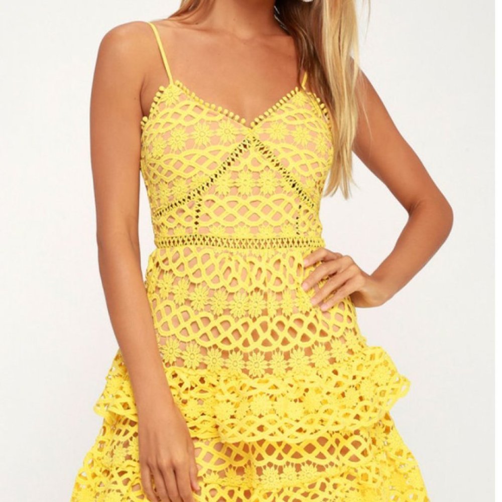 Lulus women's BEAUTY AND LACE PALE BLUSH CROCHET LACE MINI DRESS XS yellow NWT